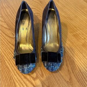 Coach Pumps with Velvet Bow